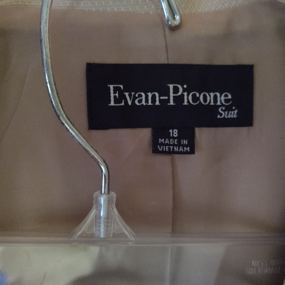 Gorgeous light tan career skirt suit. - Picture 3 of 6